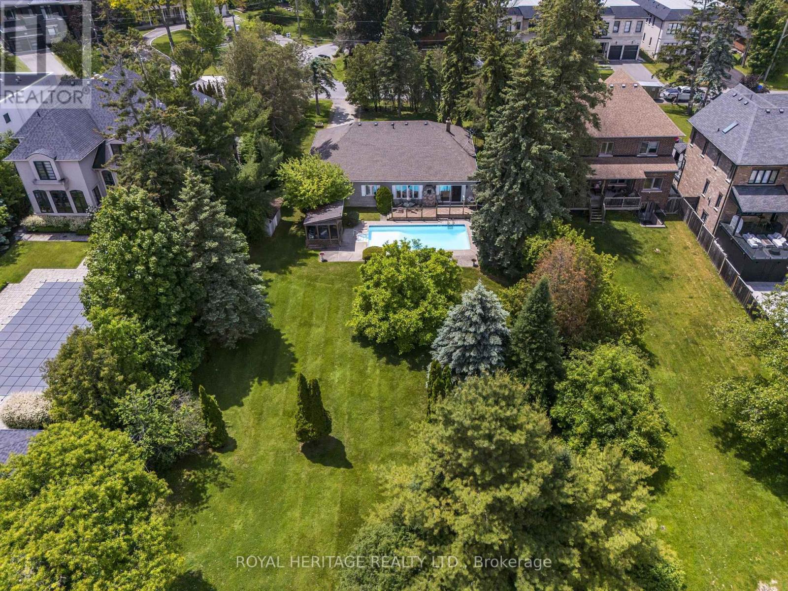 527 ROUGEMOUNT DRIVE - 28