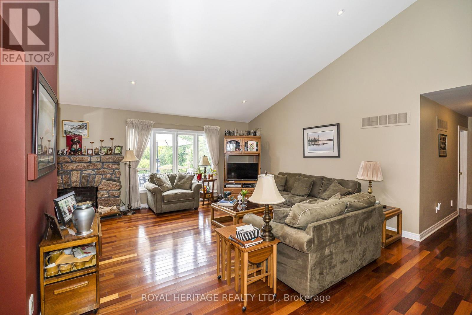 527 ROUGEMOUNT DRIVE - 9