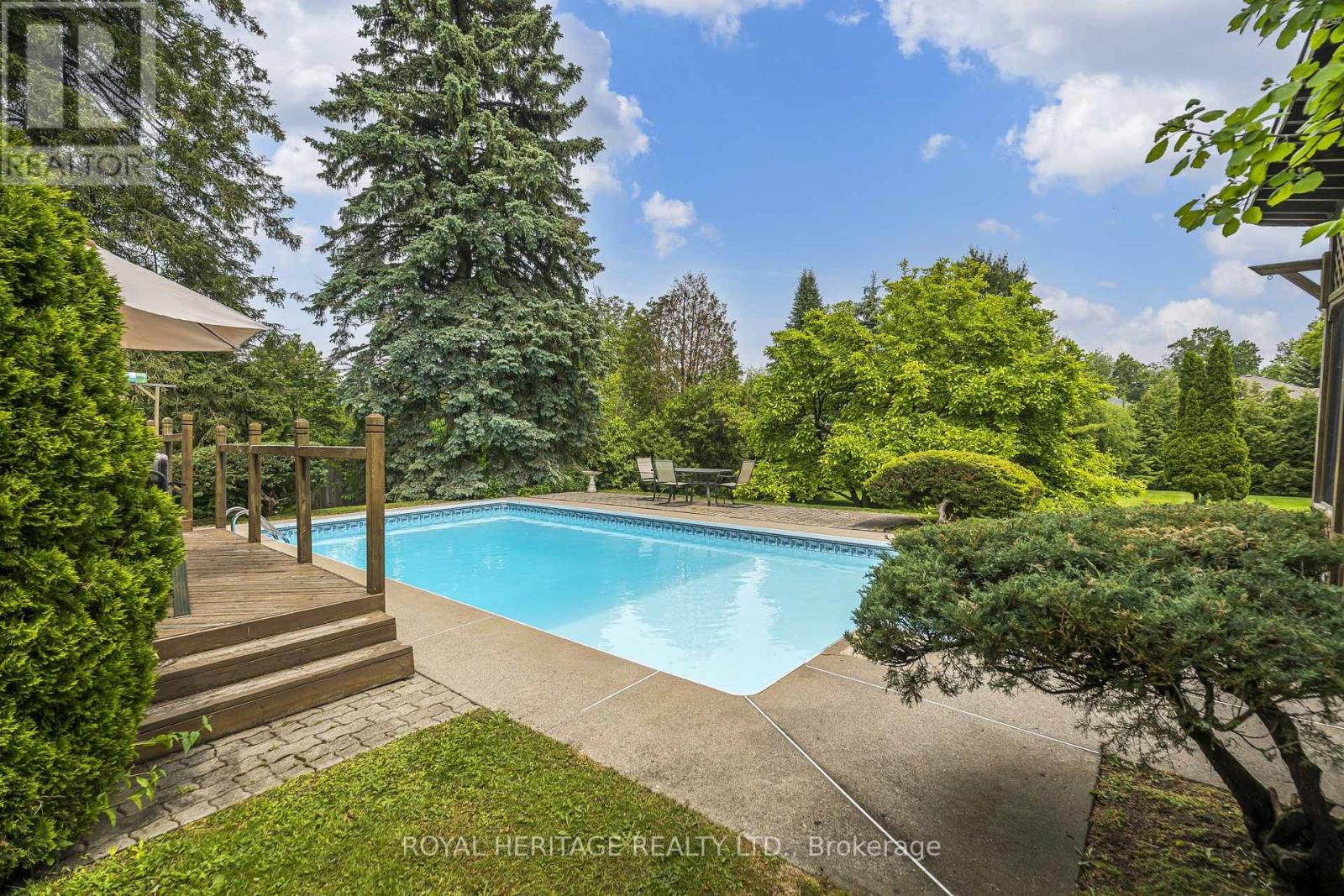 527 ROUGEMOUNT DRIVE - 23
