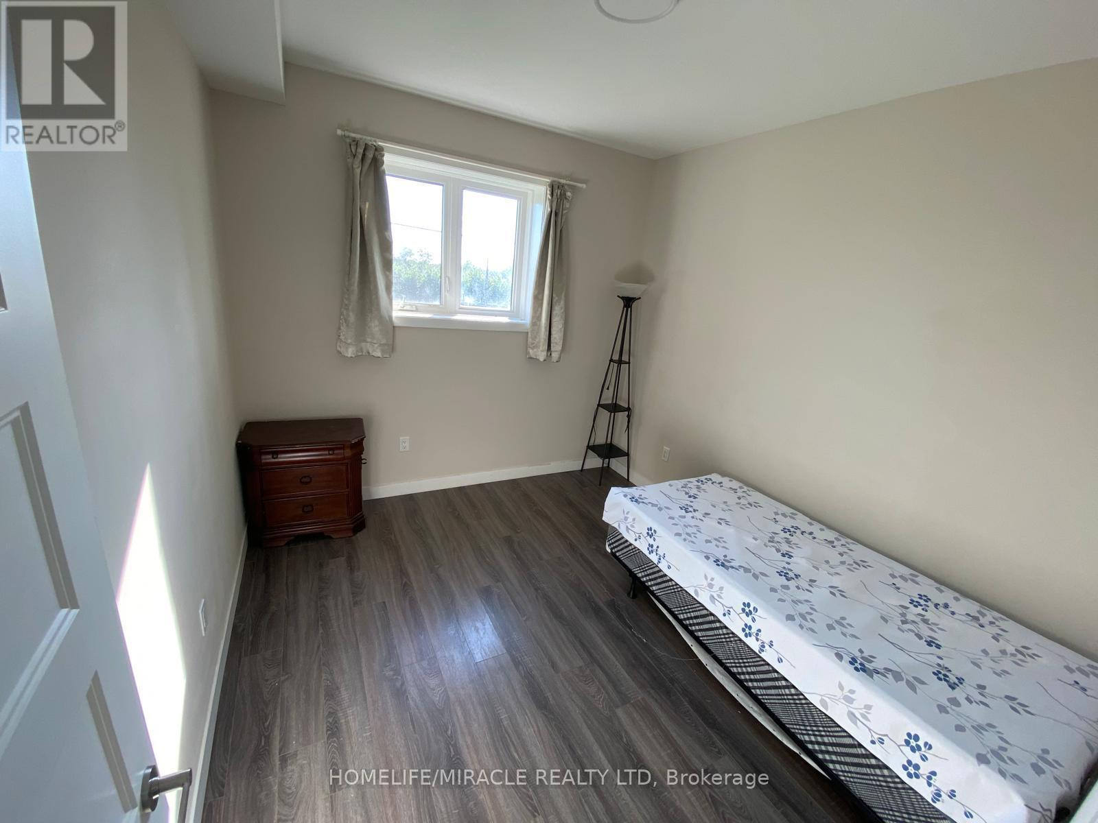 939 WEST VILLAGE SQUARE - 33