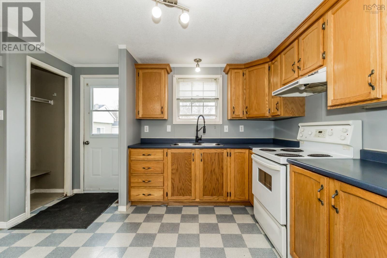 44 Douglas Avenue - 10