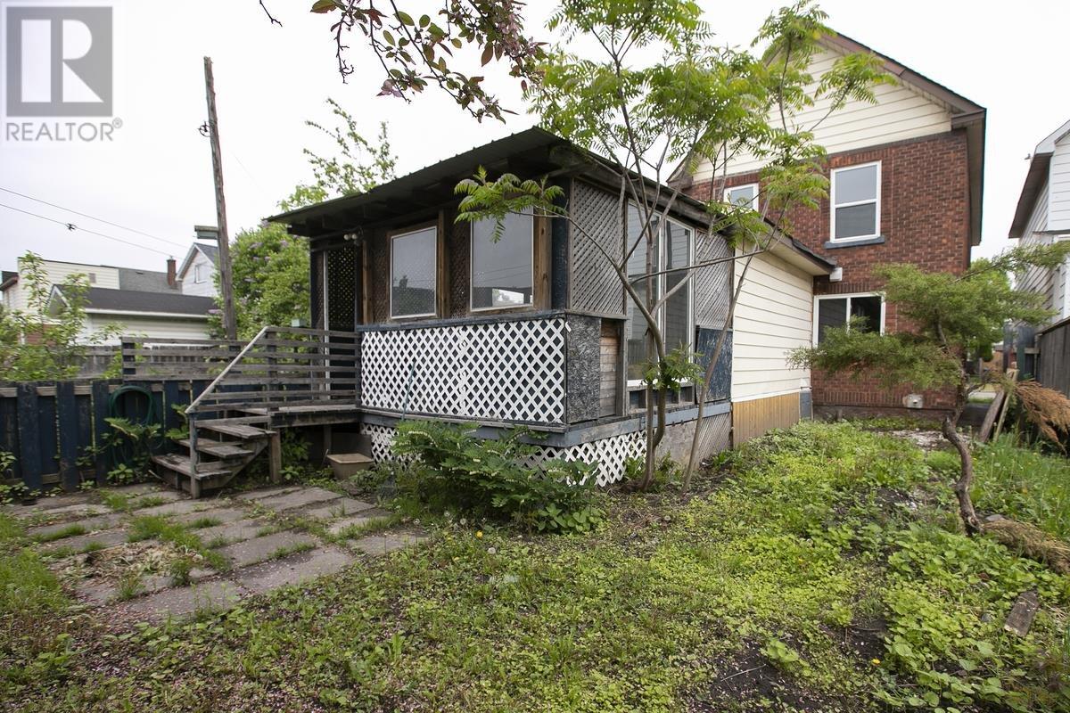 651 Queen ST W - 11