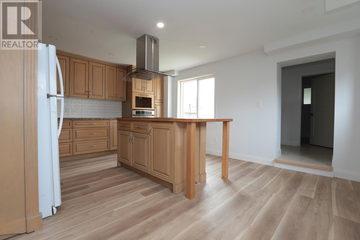 651 Queen ST W - 18