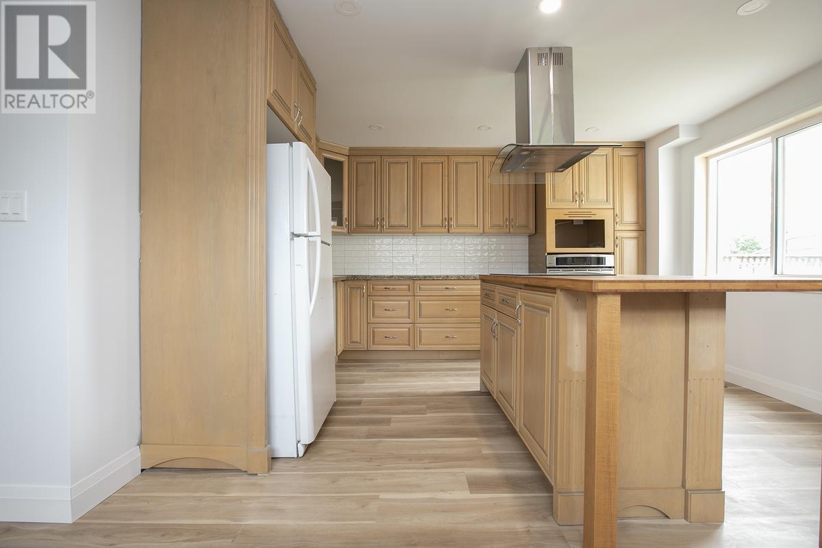 651 Queen ST W - 19