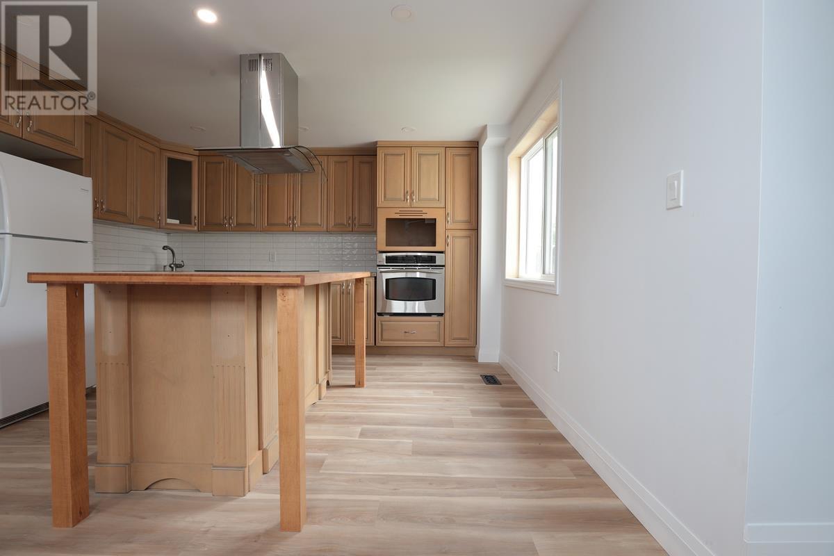 651 Queen ST W - 21