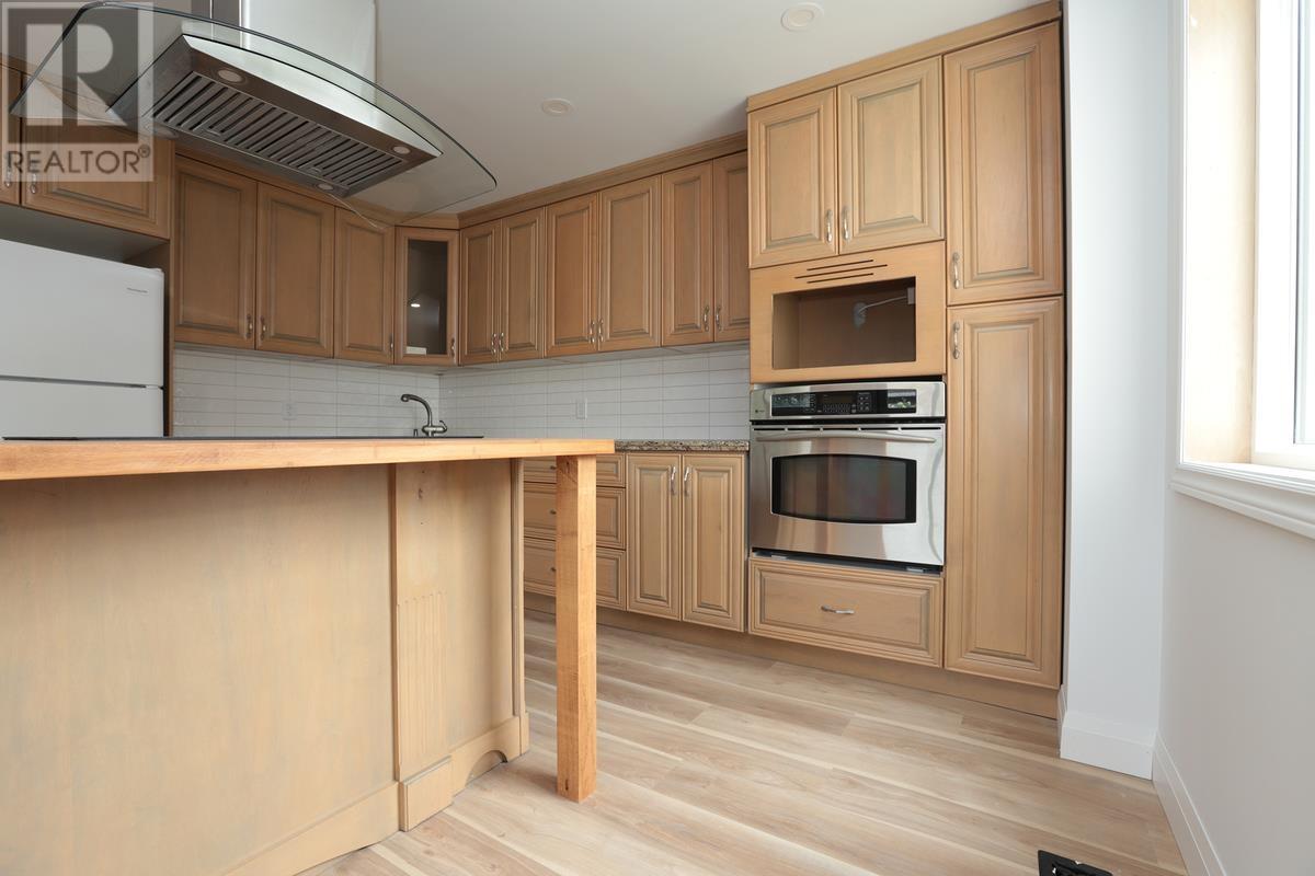 651 Queen ST W - 22