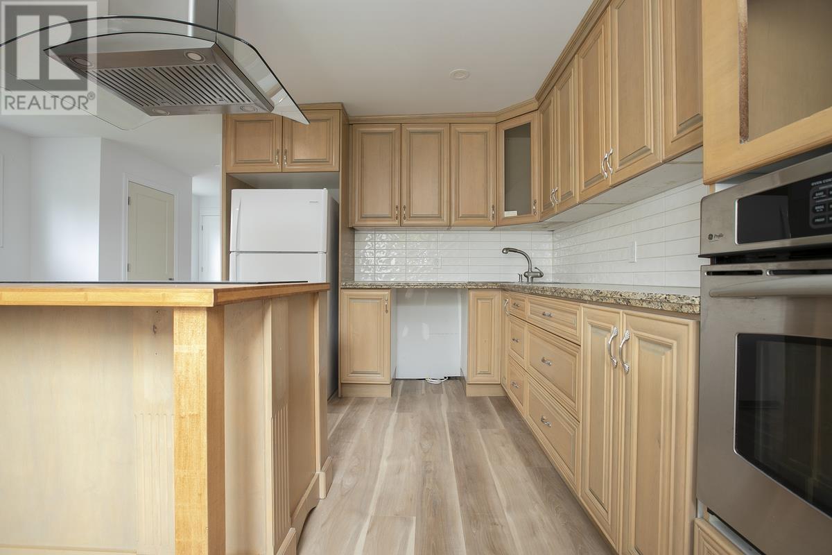 651 Queen ST W - 23