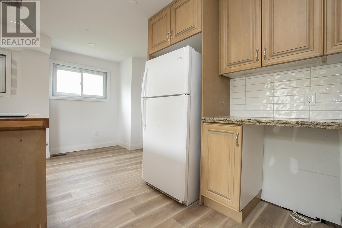651 Queen ST W - 24