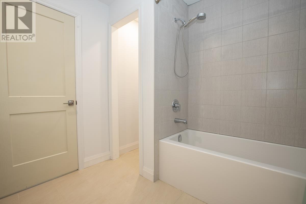 651 Queen ST W - 28