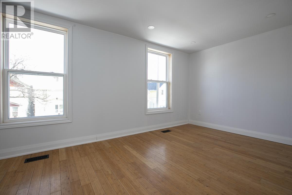 651 Queen ST W - 31