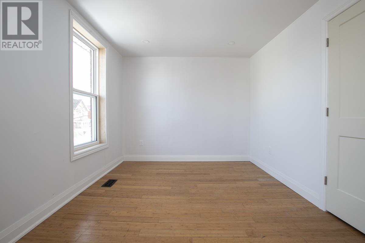 651 Queen ST W - 32