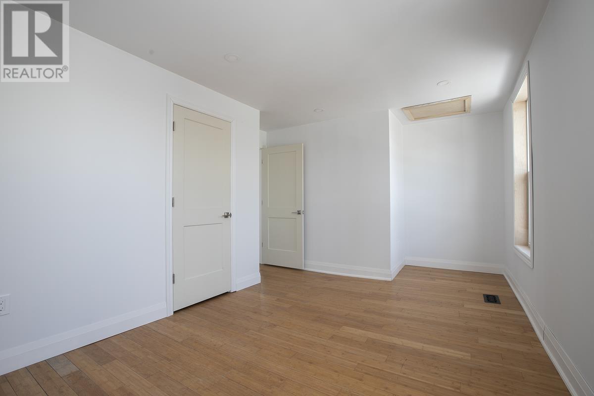 651 Queen ST W - 33