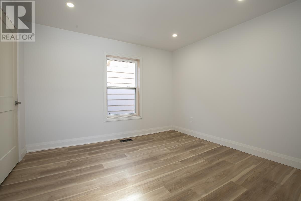 651 Queen ST W - 34