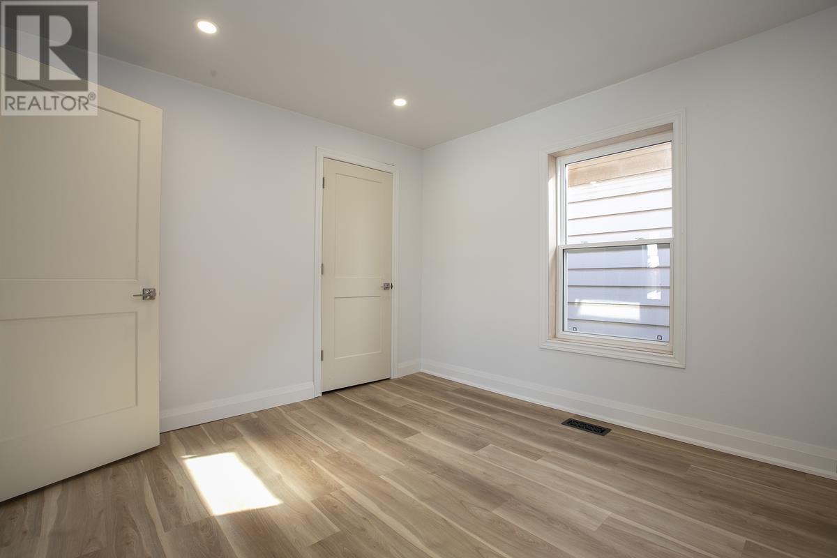 651 Queen ST W - 35