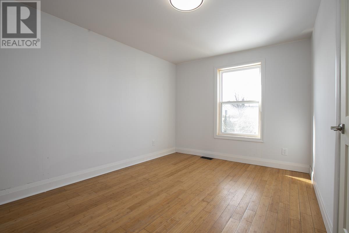 651 Queen ST W - 36
