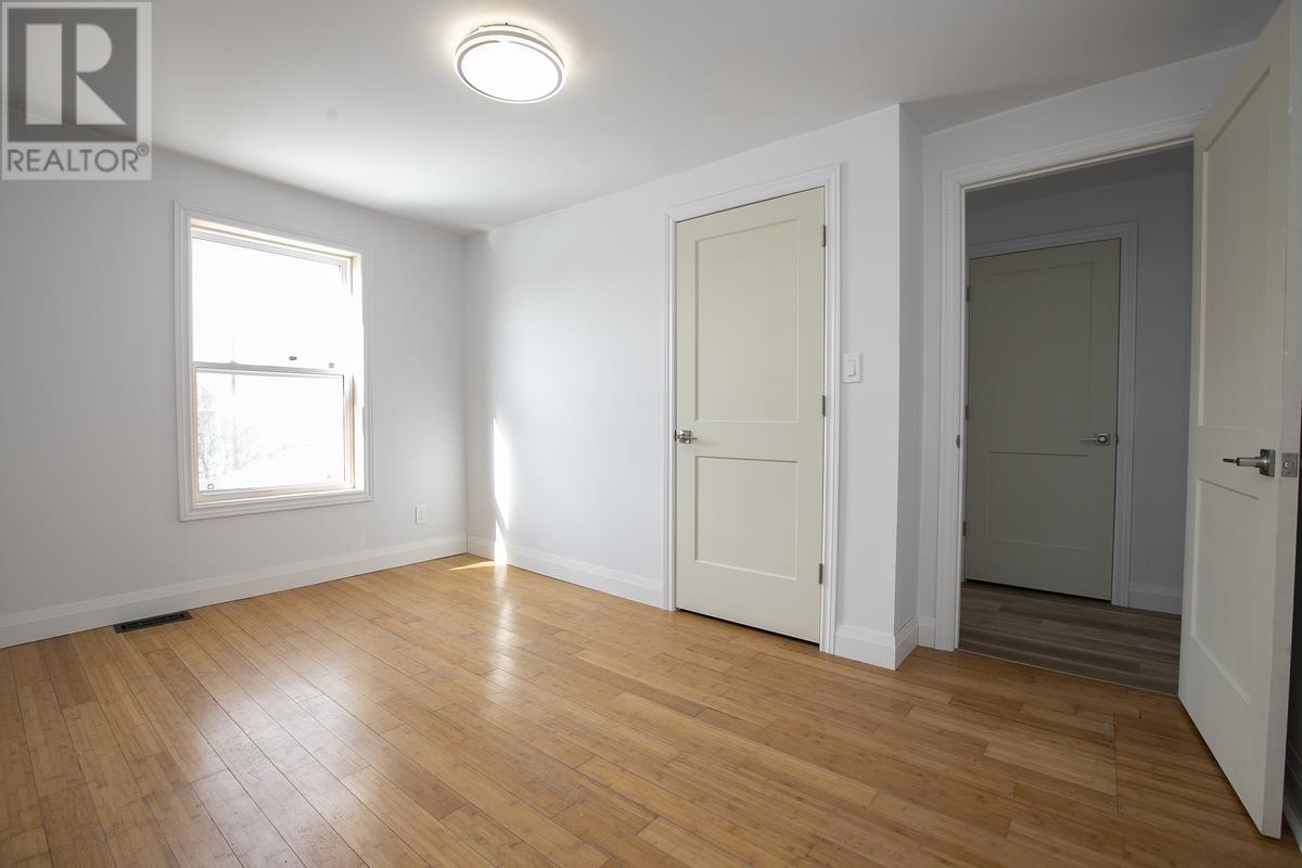 651 Queen ST W - 37