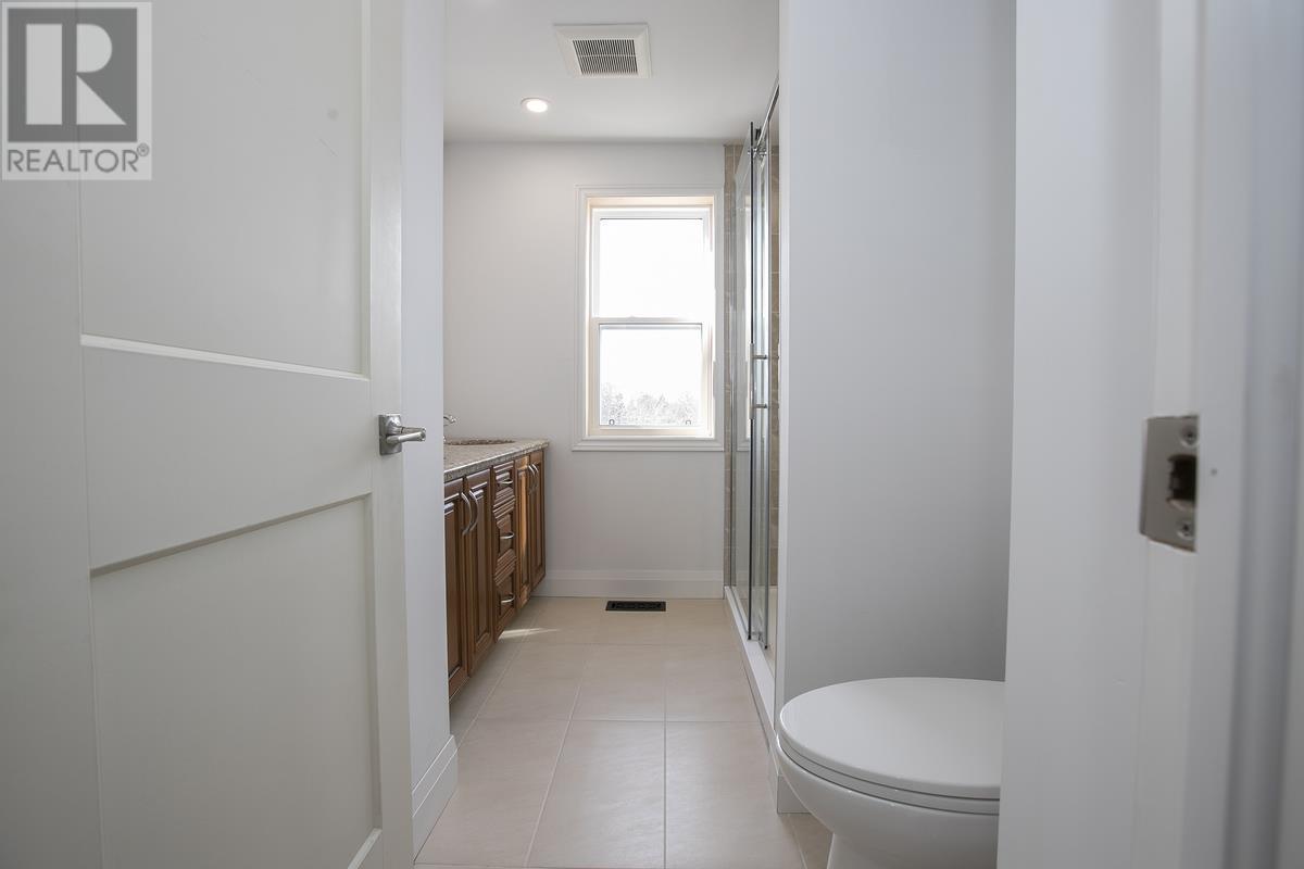 651 Queen ST W - 38