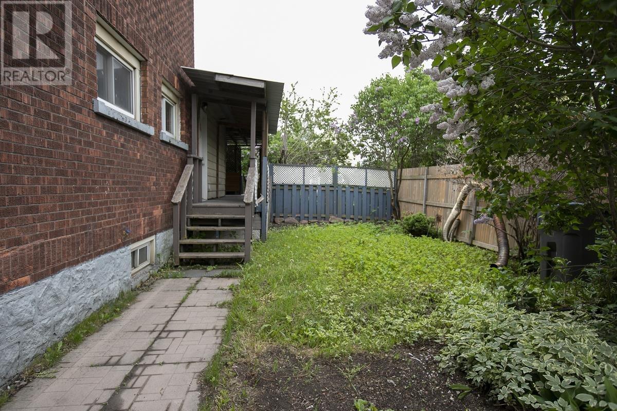 651 Queen ST W - 6
