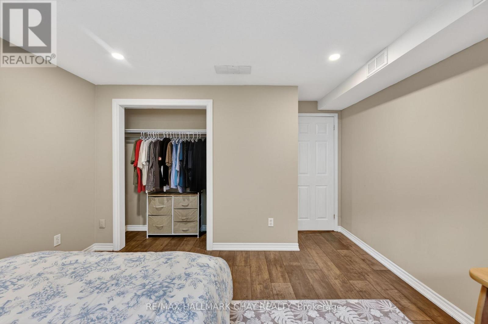 2330 LAKESHORE ROAD E - 32
