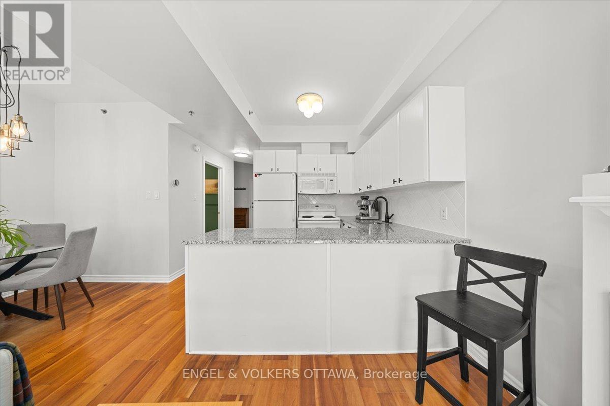 #205 6 GROVE AVENUE - 17