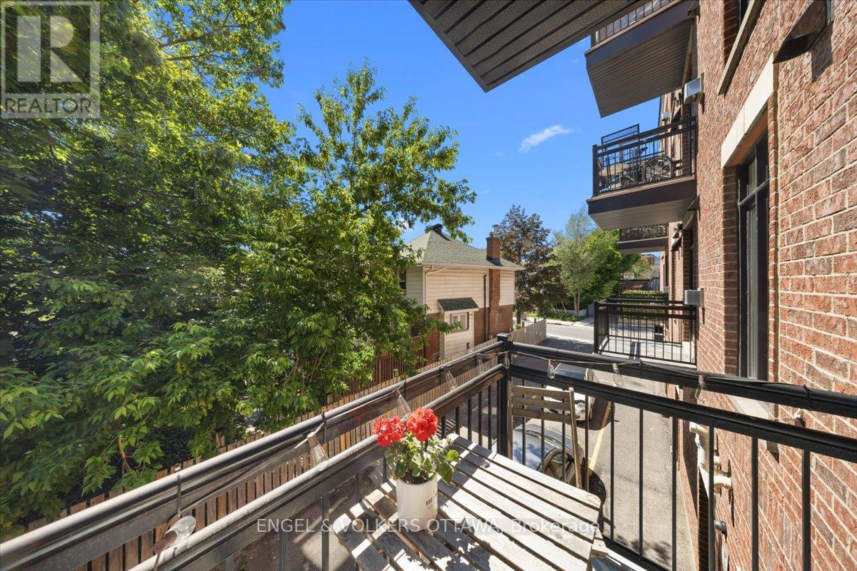 #205 6 GROVE AVENUE - 23