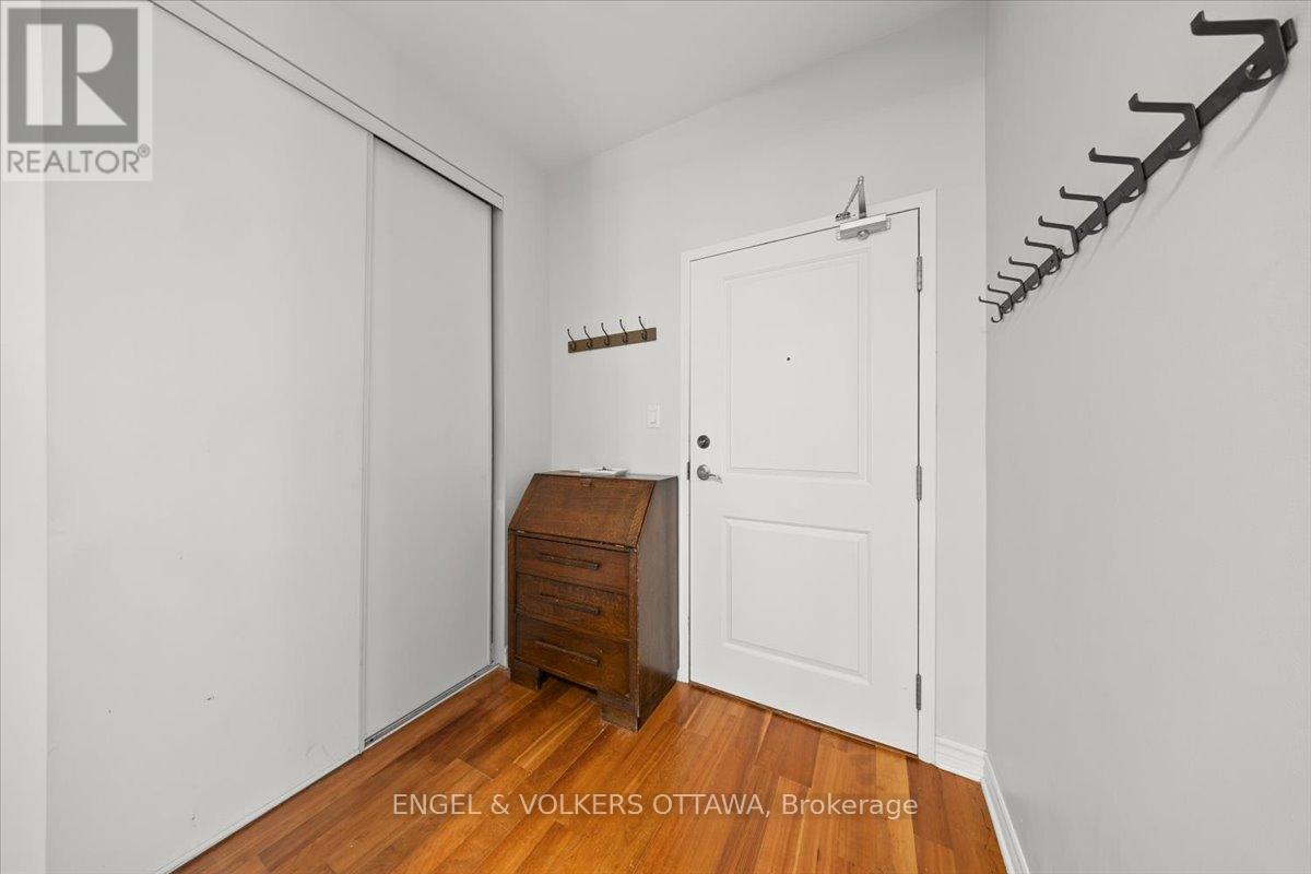 #205 6 GROVE AVENUE - 7