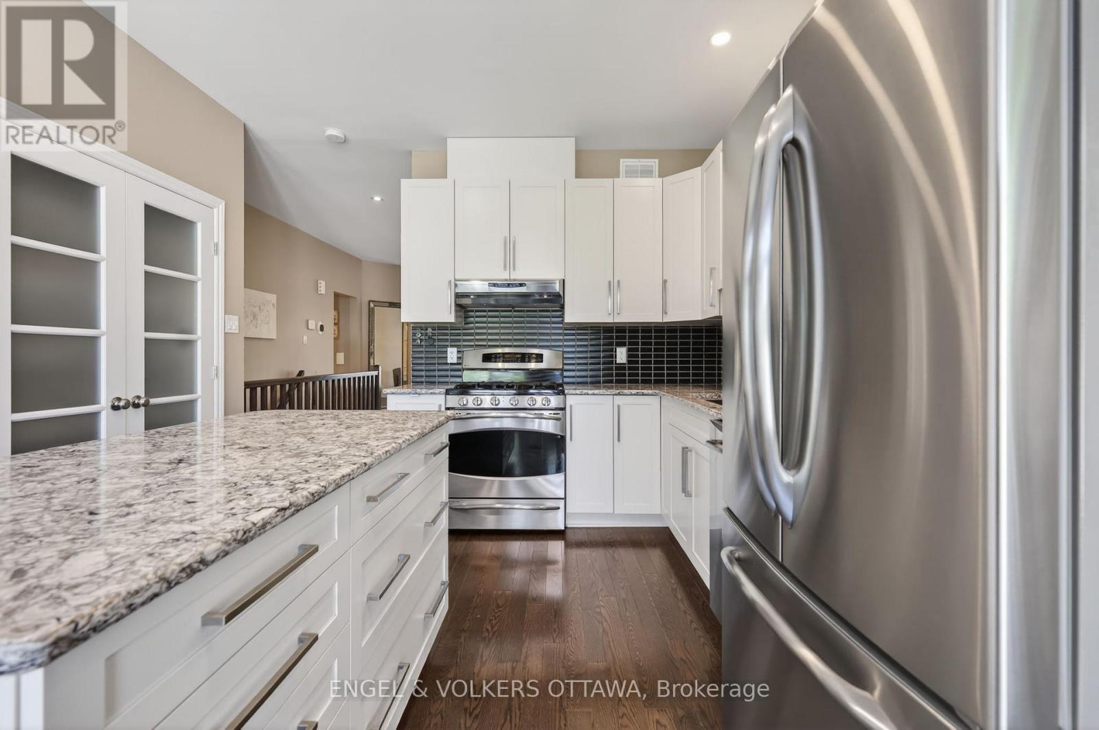 260 BULRUSH CRESCENT — photo 11 of 38