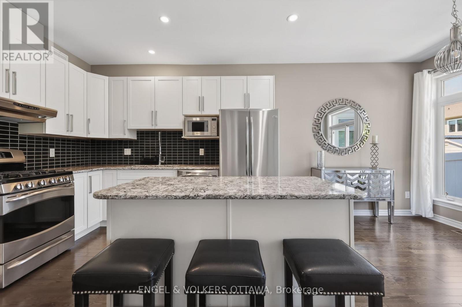 260 BULRUSH CRESCENT — photo 13 of 38