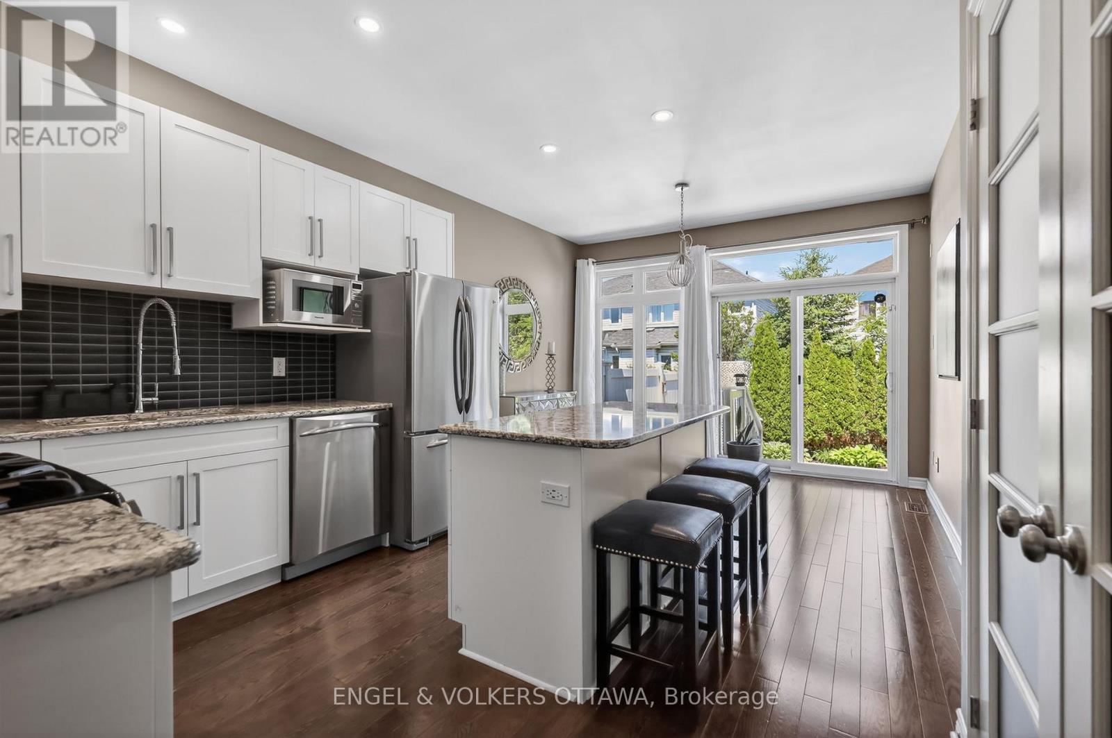 260 BULRUSH CRESCENT — photo 9 of 38