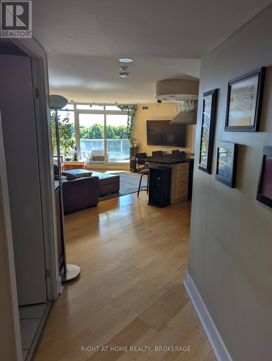 #608 550 QUEENS QUAY W - 7