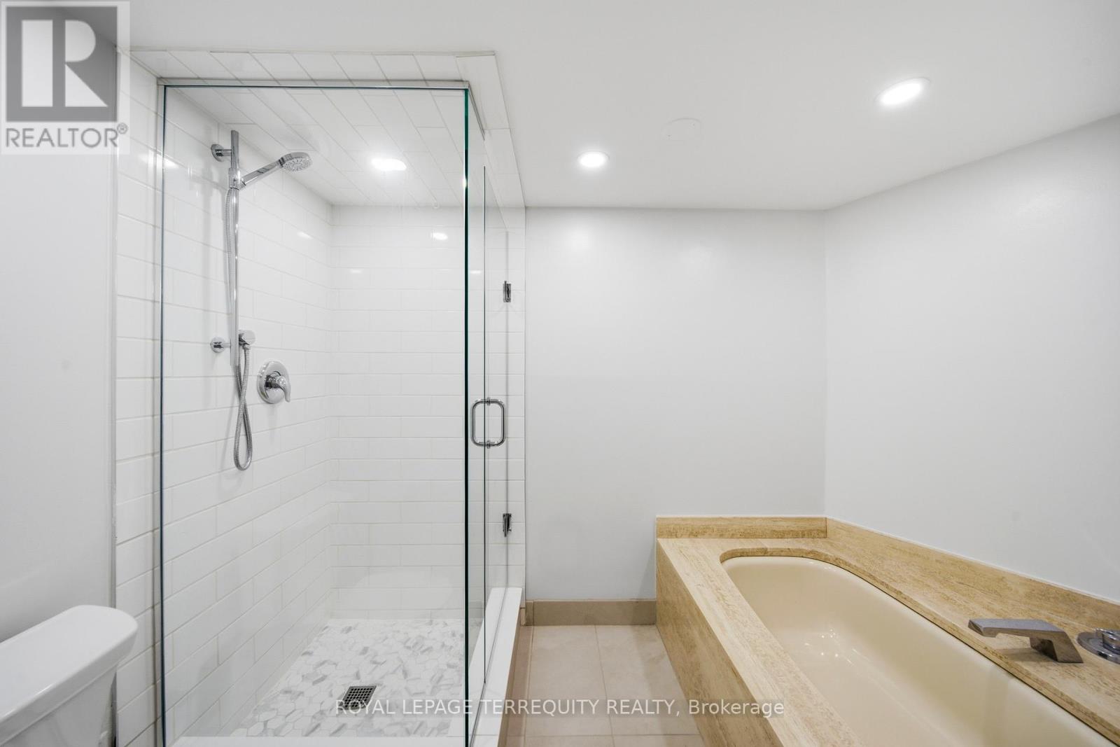 #1003 2010 ISLINGTON AVENUE - 24