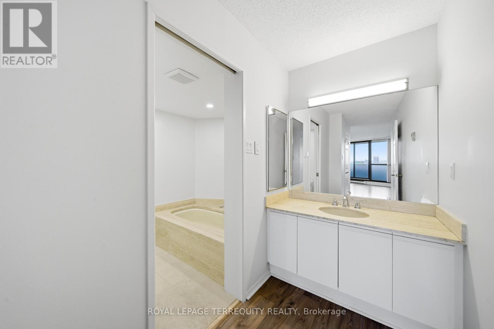 #1003 2010 ISLINGTON AVENUE - 25