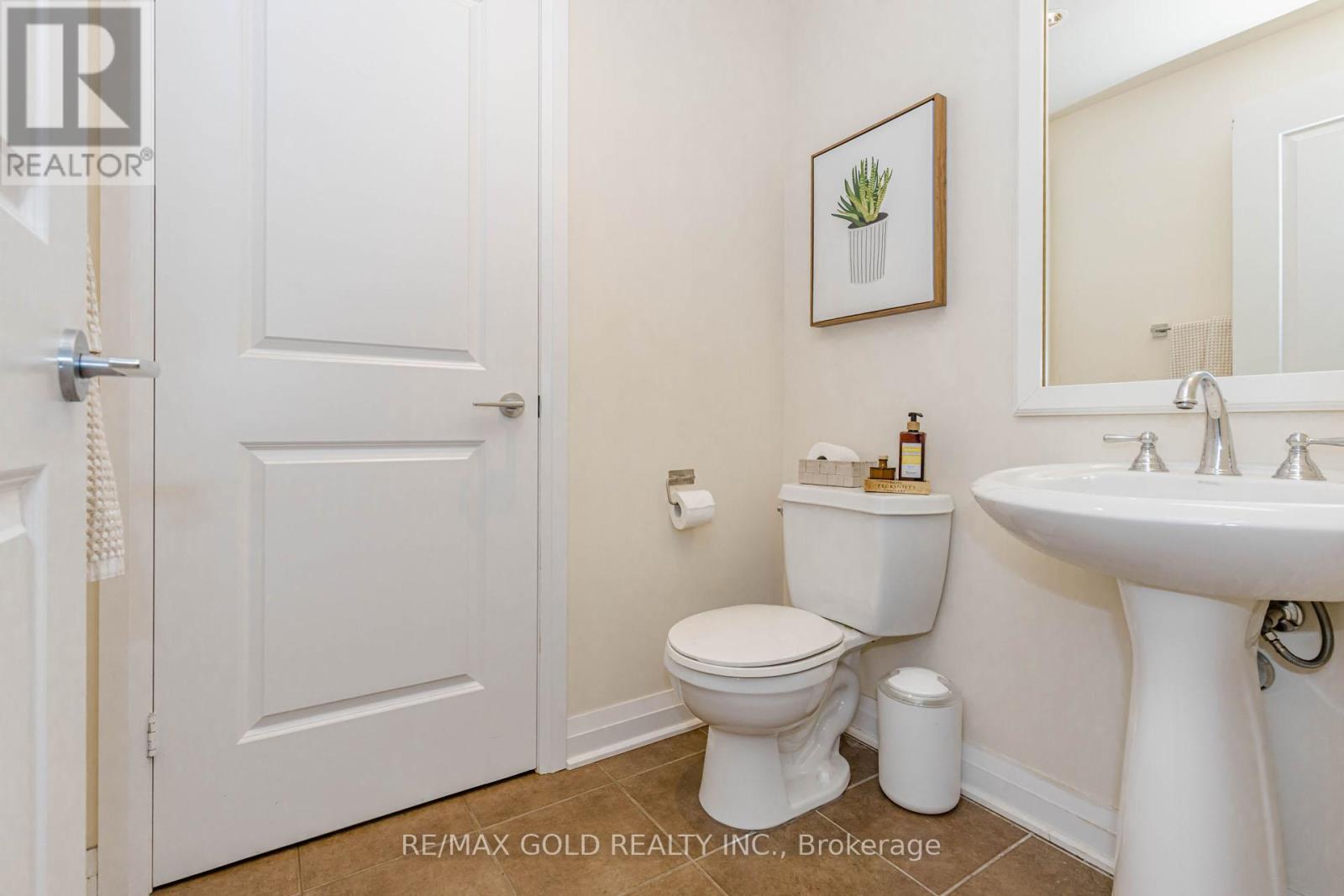 #313 1055 SOUTHDOWN ROAD - 35
