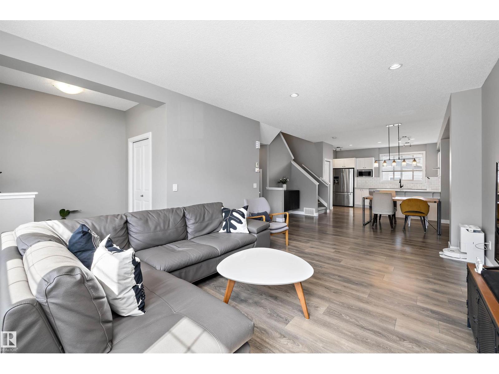 8412 24 AV SW - 8