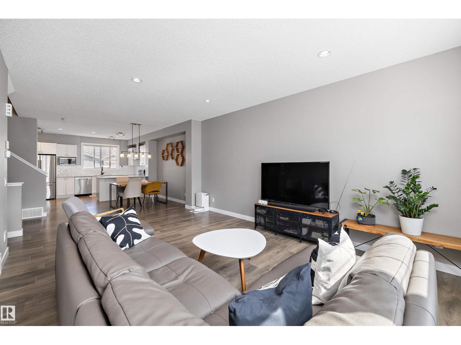 8412 24 AV SW - 5