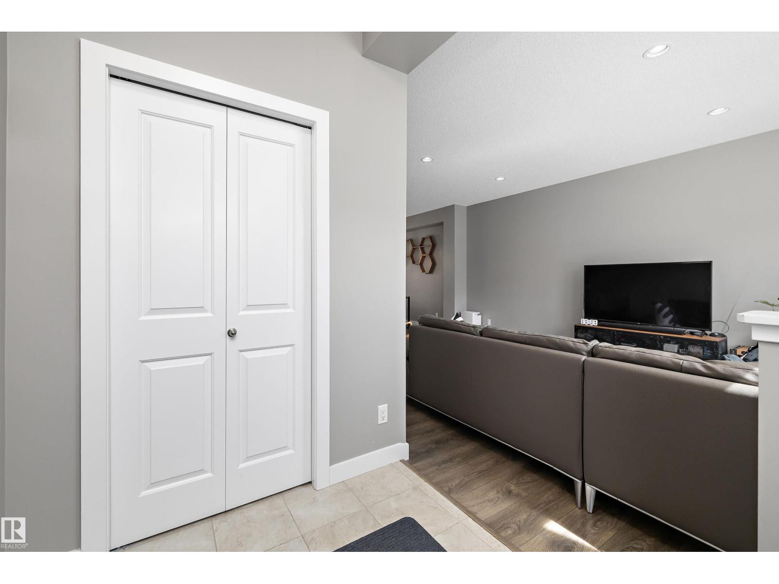 8412 24 AV SW - 4