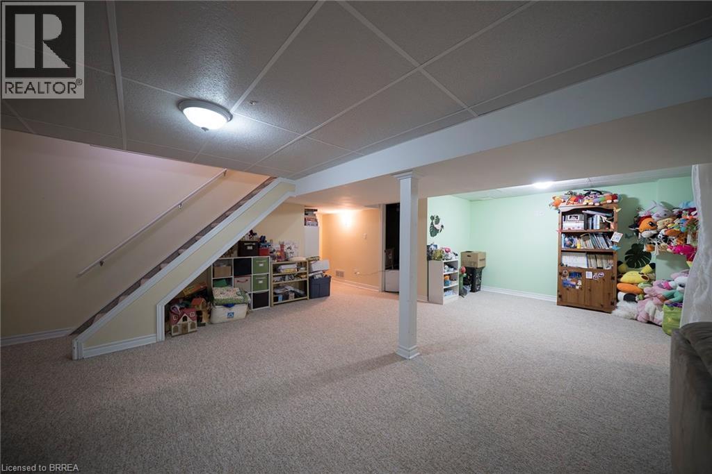 6-bedroom home for sale at 118 GREENFIELD Road, Brantford ON · photo 23 of 35