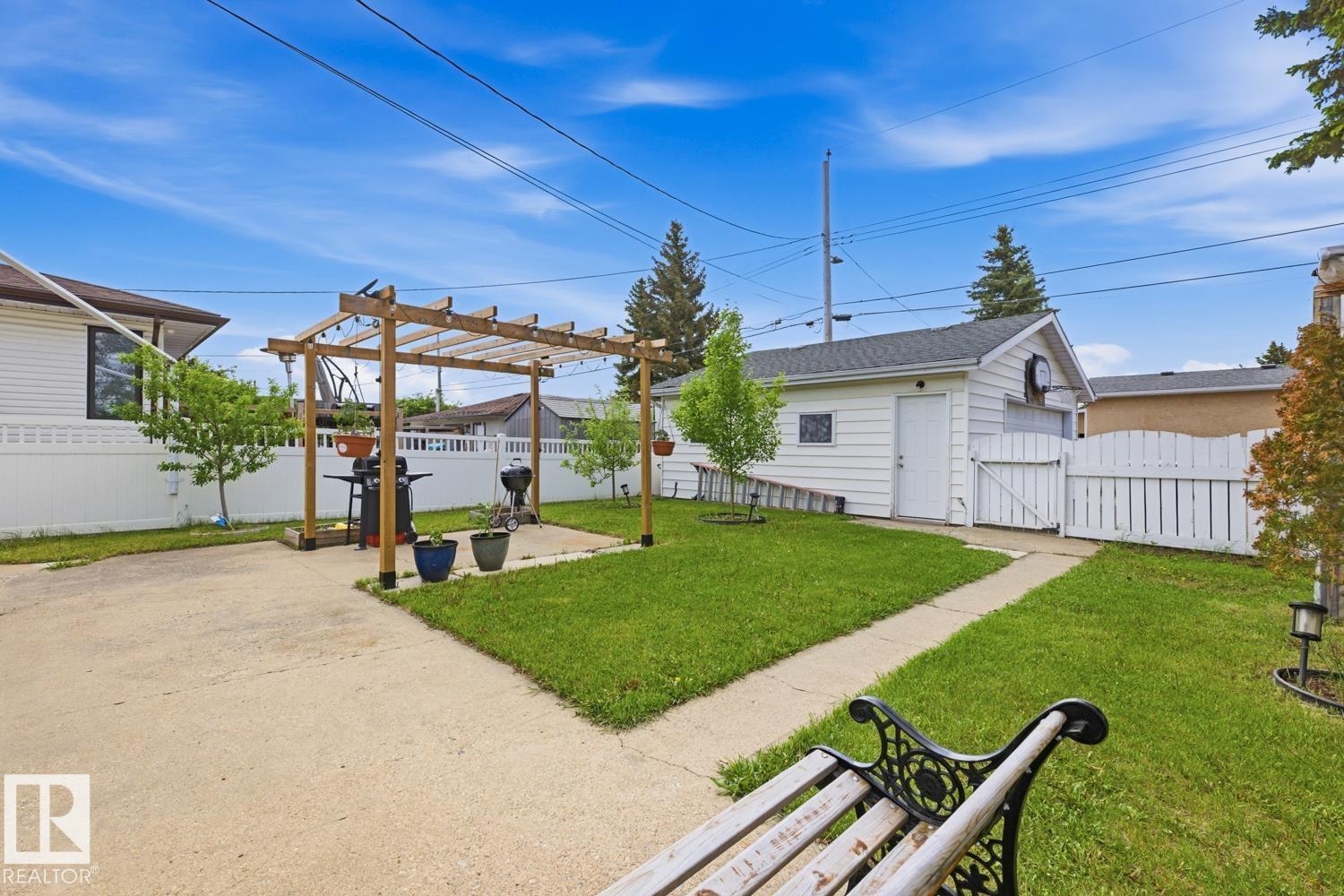 7807 132 AV NW — photo 39
