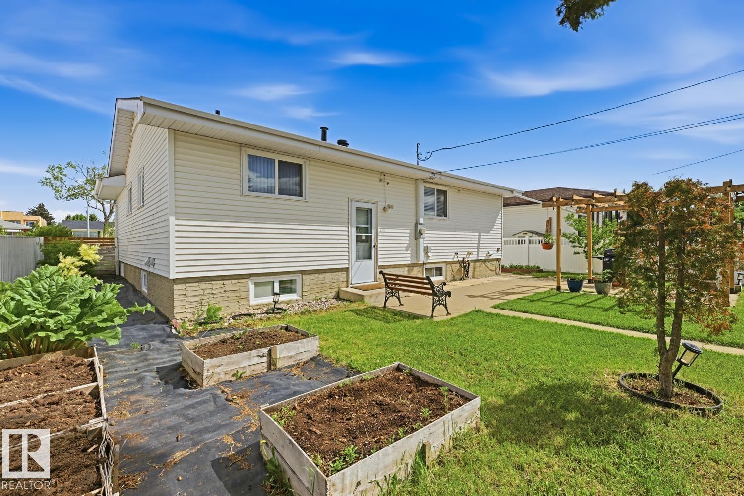 7807 132 AV NW — photo 40