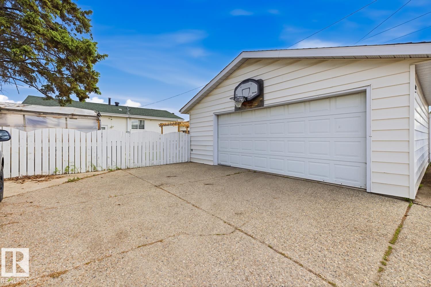 7807 132 AV NW — photo 42