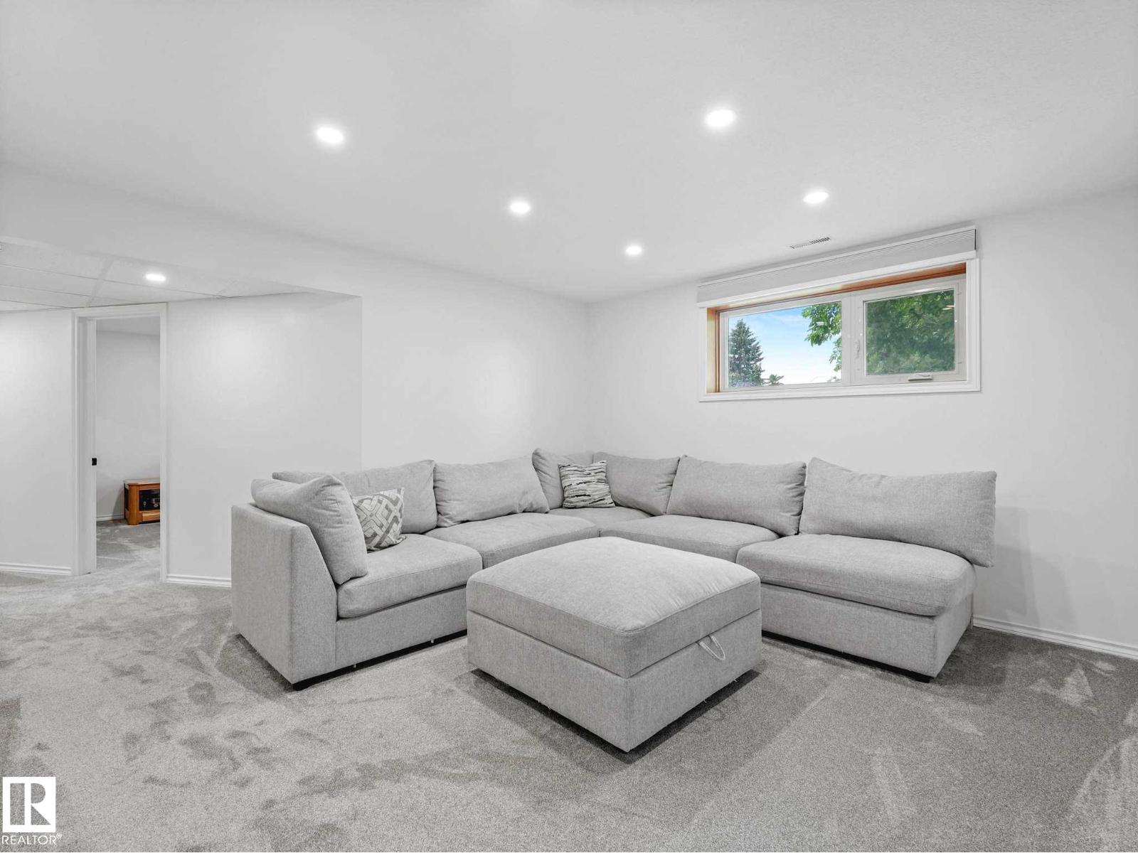3904 35 AV NW — photo 36