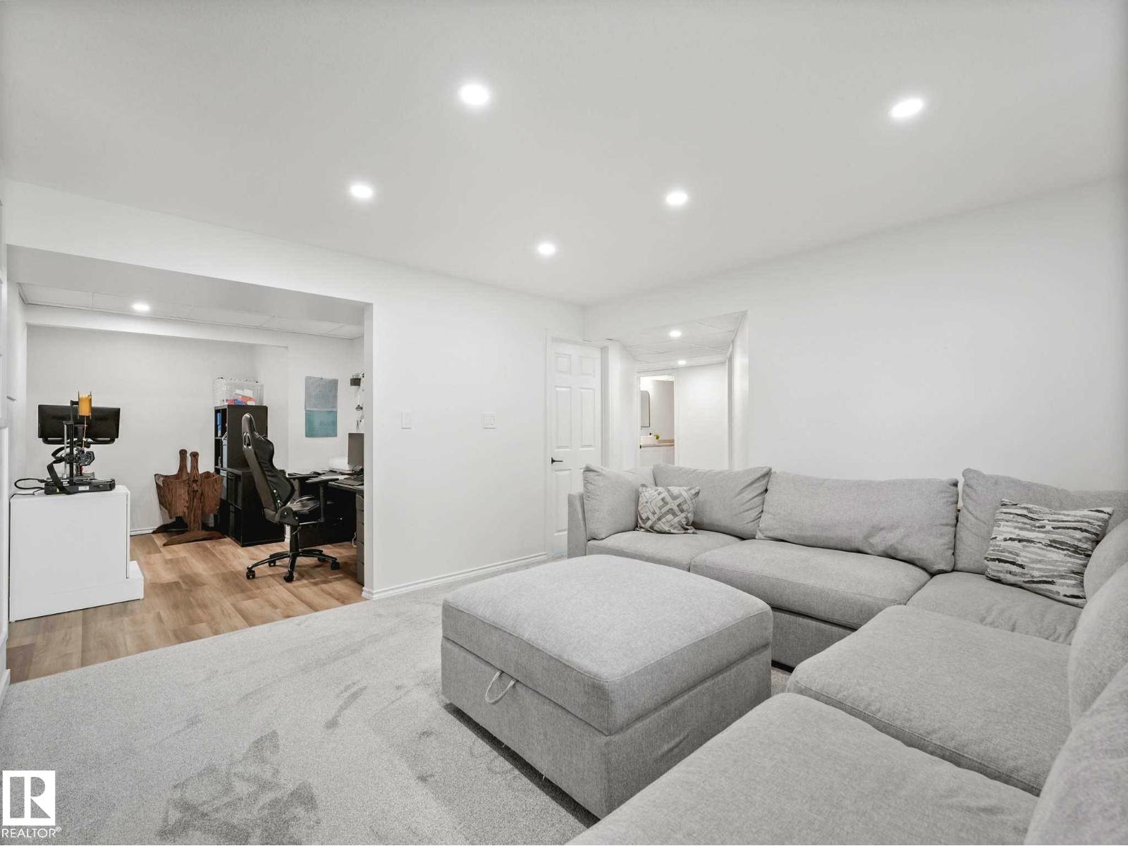 3904 35 AV NW — photo 37