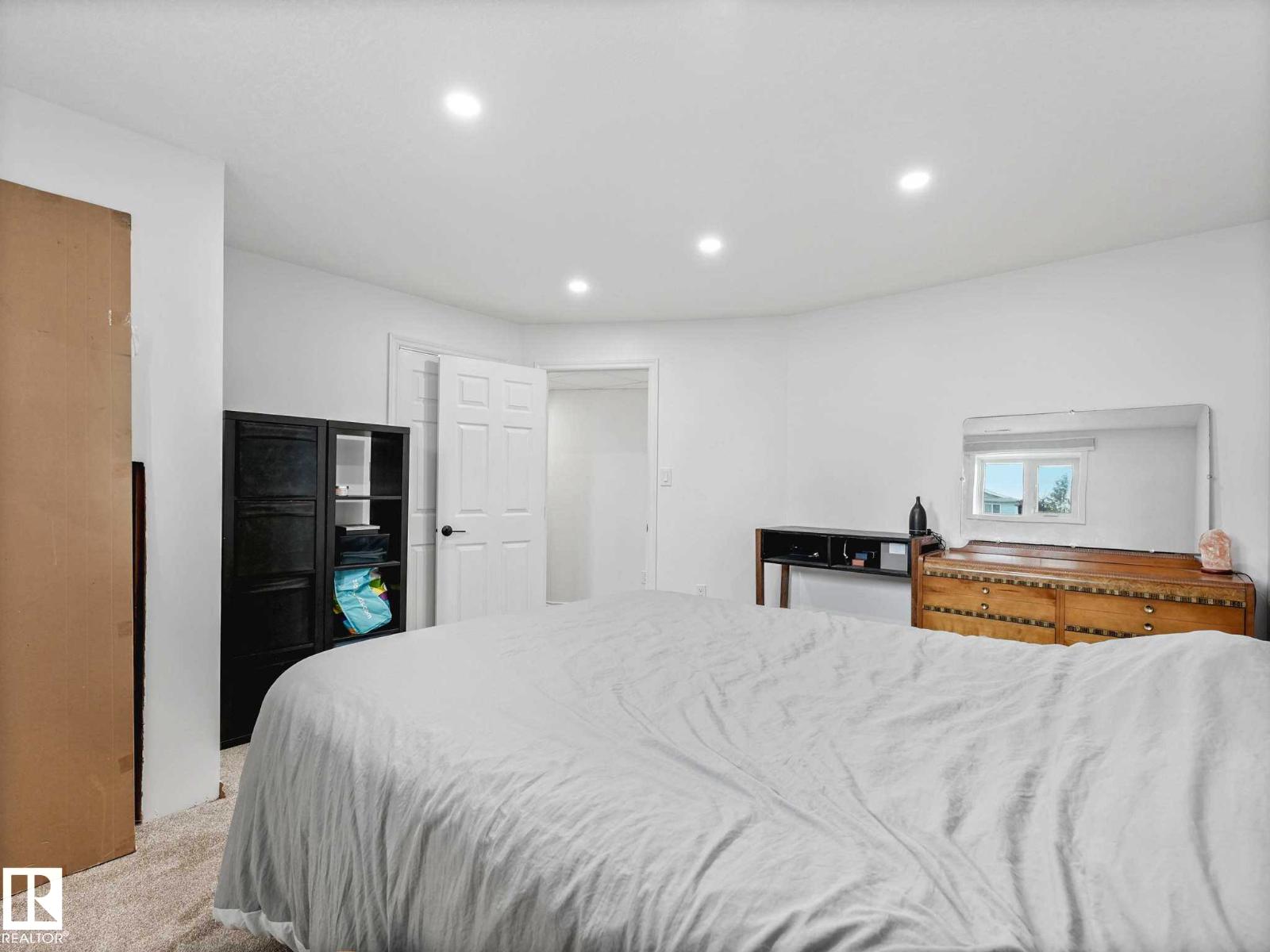 3904 35 AV NW — photo 42