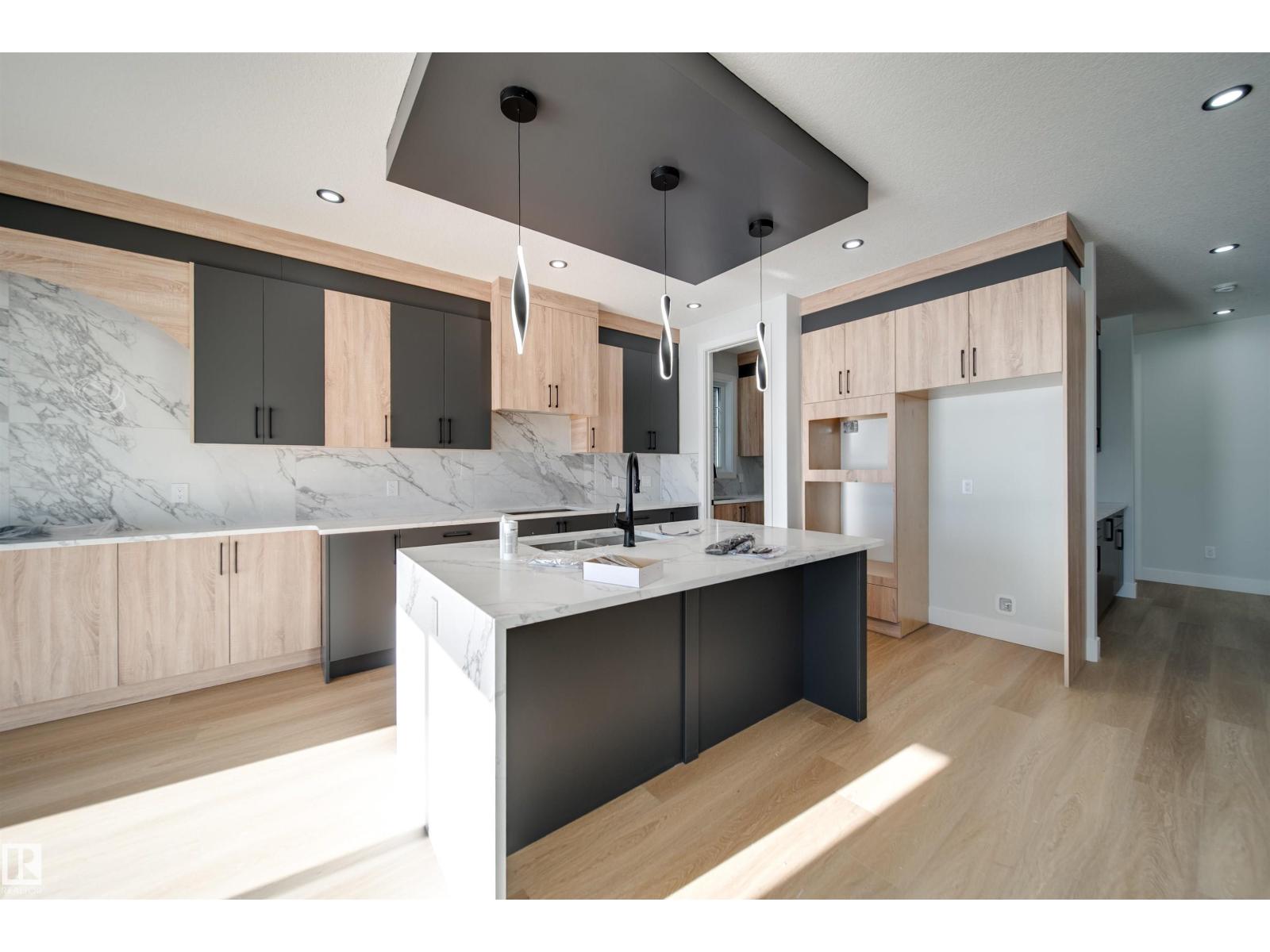 7027 177 AV NW - 8