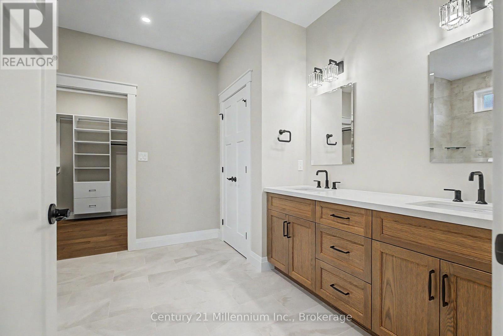11 GRENVILLE STREET N - 18