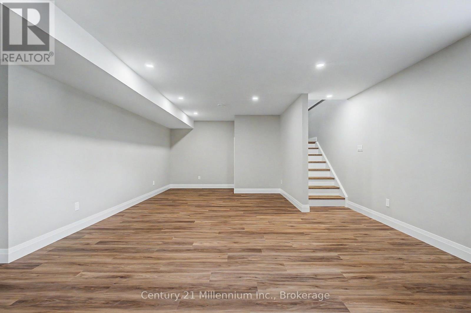 11 GRENVILLE STREET N - 26