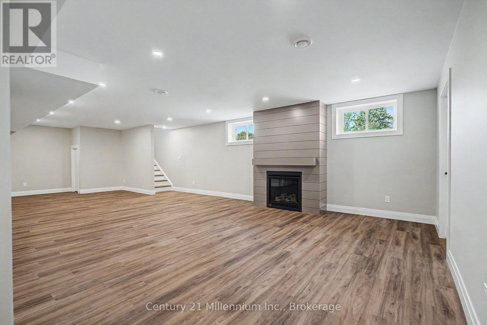 11 GRENVILLE STREET N - 28