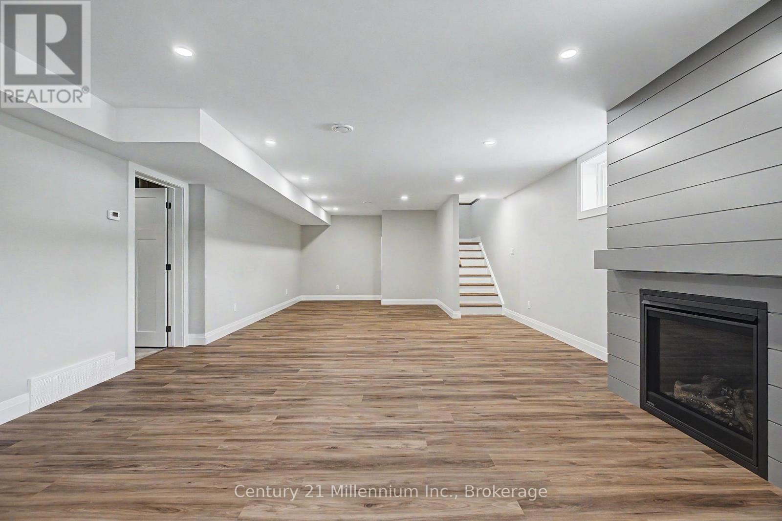 11 GRENVILLE STREET N - 29