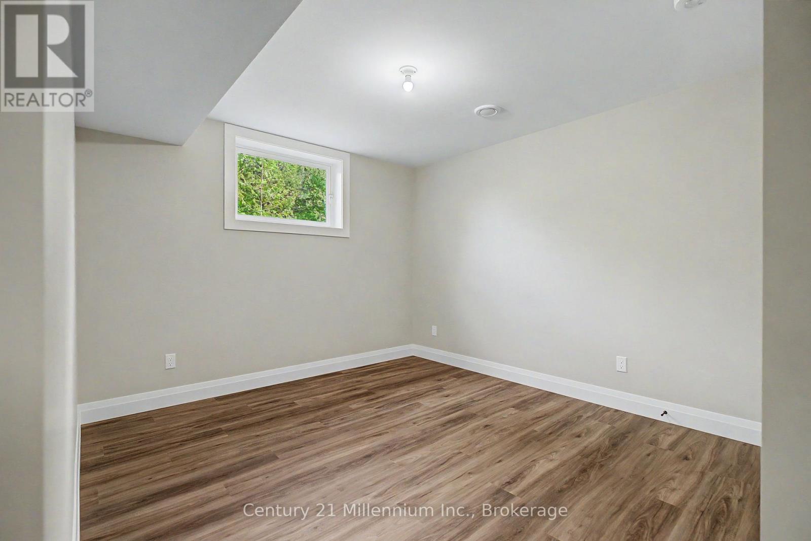 11 GRENVILLE STREET N - 33
