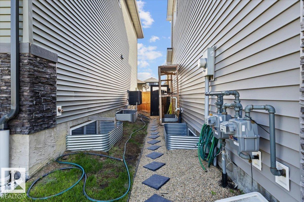 5213 22 AV SW — photo 35